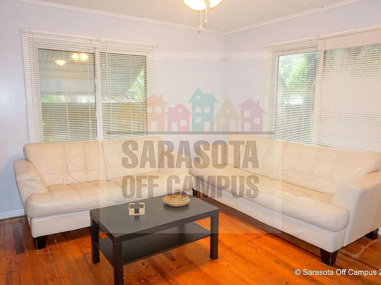 4026 Royal Palm Ave — Photo 2