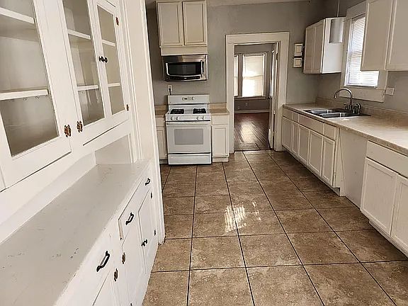 Shared kitchen with shared stove, refrigerator, microwave, washer and dryer