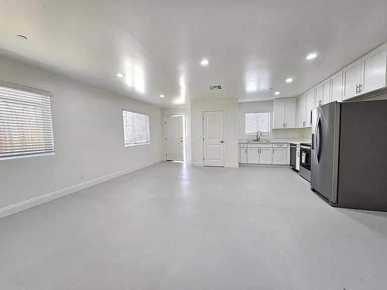 1205 W Mariposa Ave — Photo 5