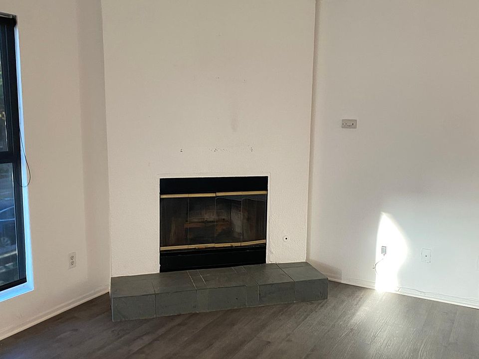 livingroom w fireplace