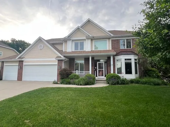 4002 Edgewater Dr, Ames, IA 50010