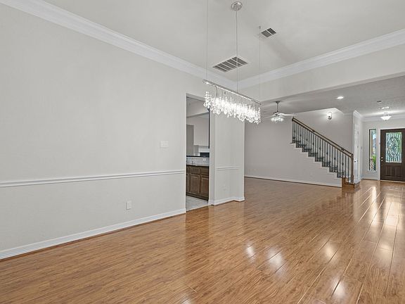 4th image of 2919 Royal Oak St