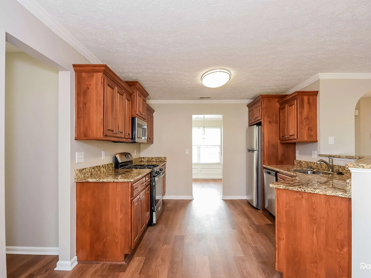 3 bed, 2.5 bath, 2356 sqft, $2,240 — Photo 4