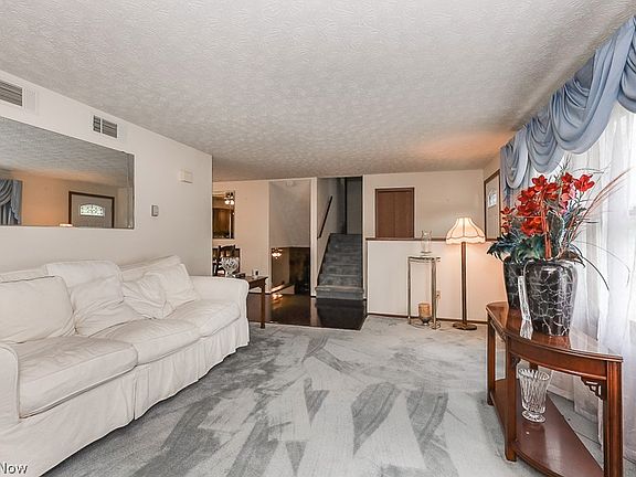 3rd image of 669 Sherwood Dr