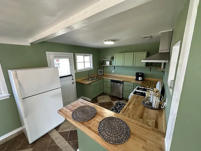 3202 Thomas Ave — Photo 1