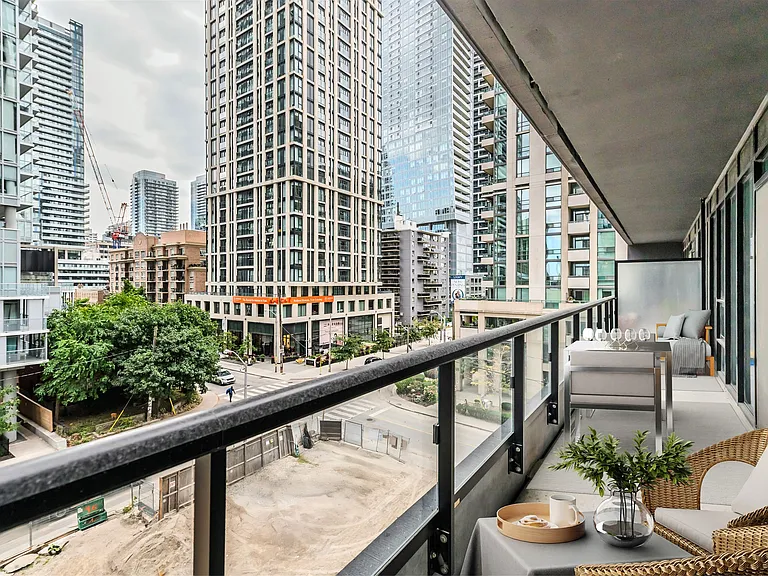223 Redpath Ave — Photo 161