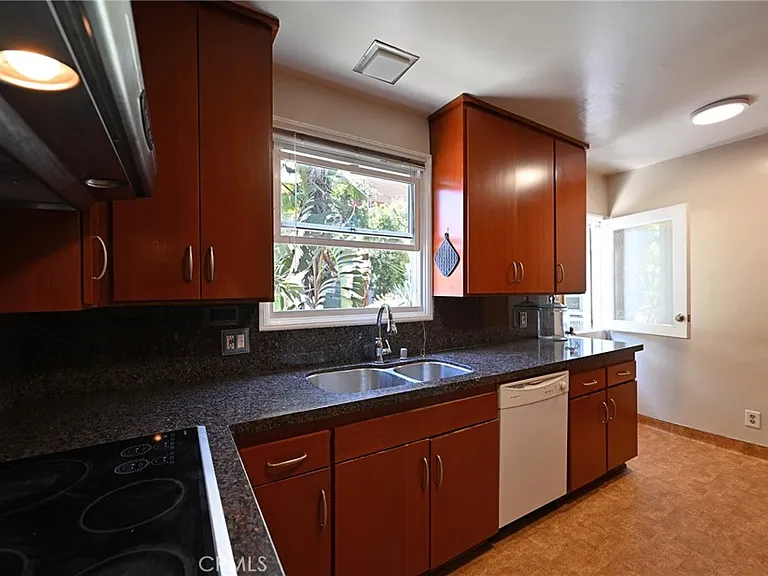 11063 Ohio Ave — Photo 42