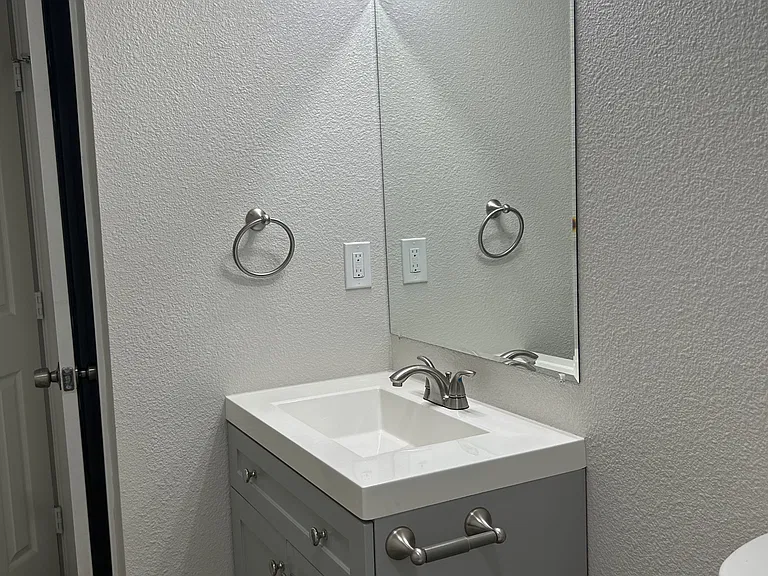 407 N Justin Ave #B — Photo 8