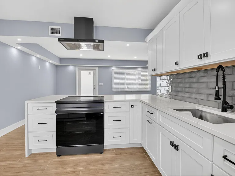 341 SE 3rd Ave — Photo 7