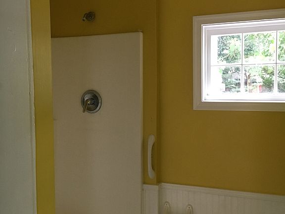 2nd image of 300 S Laurel St