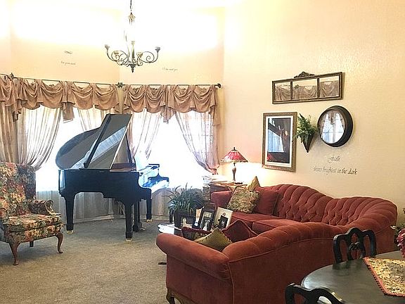 Formal living room/dining 