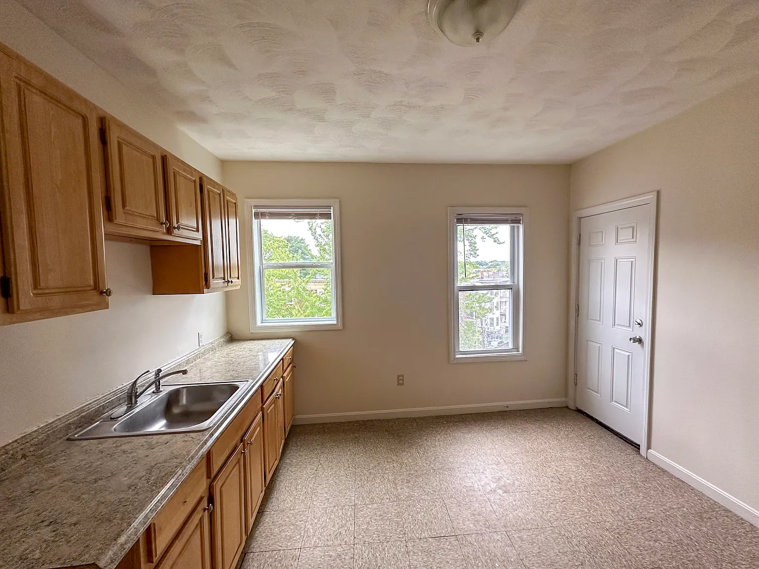 3 bed, 1220 sqft, $3,100 — Photo 3