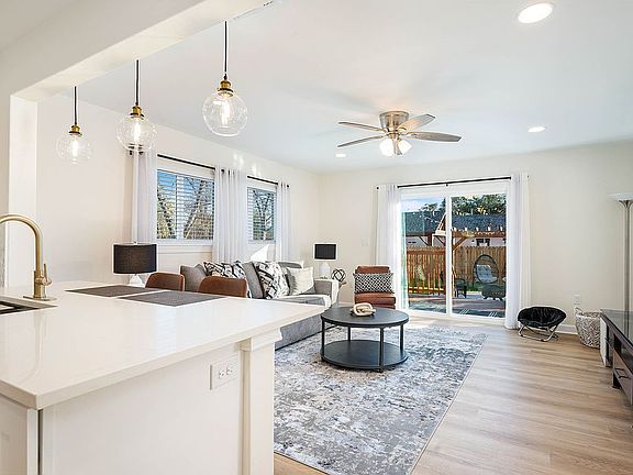 5th image of 370 Pinewood Ln