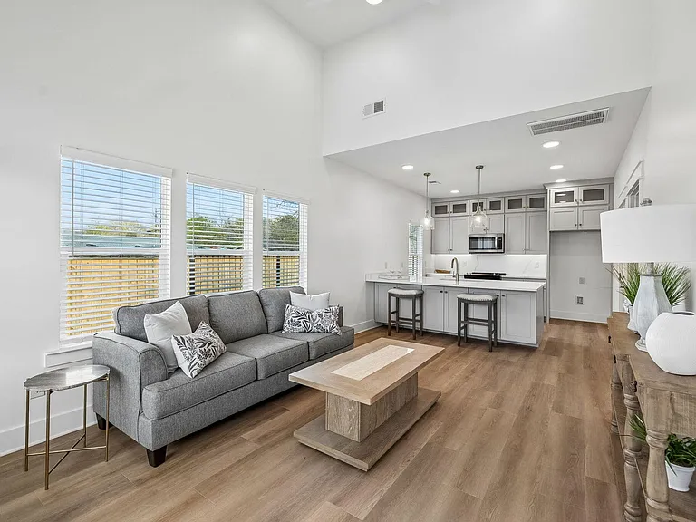 106 N Moss Ave #A — Photo 2