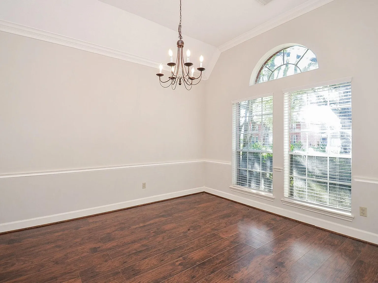 3 bed, 2.0 bath, 2297 sqft, $2,560 — Photo 3