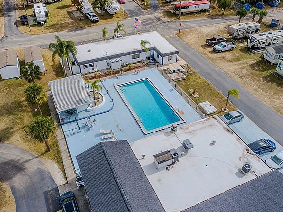 5th image of 1012 Circle Dr #142