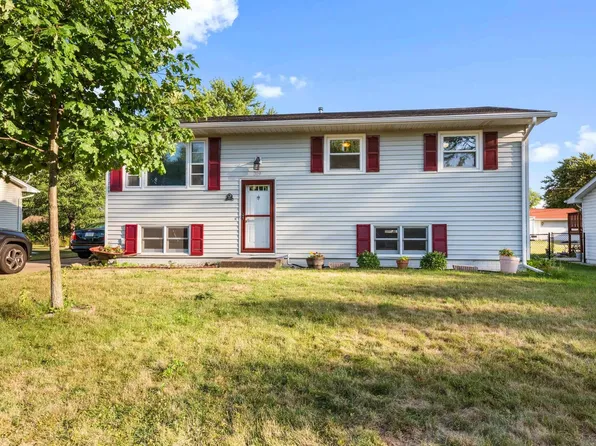 319 W Pine St, Eldridge, IA 52748