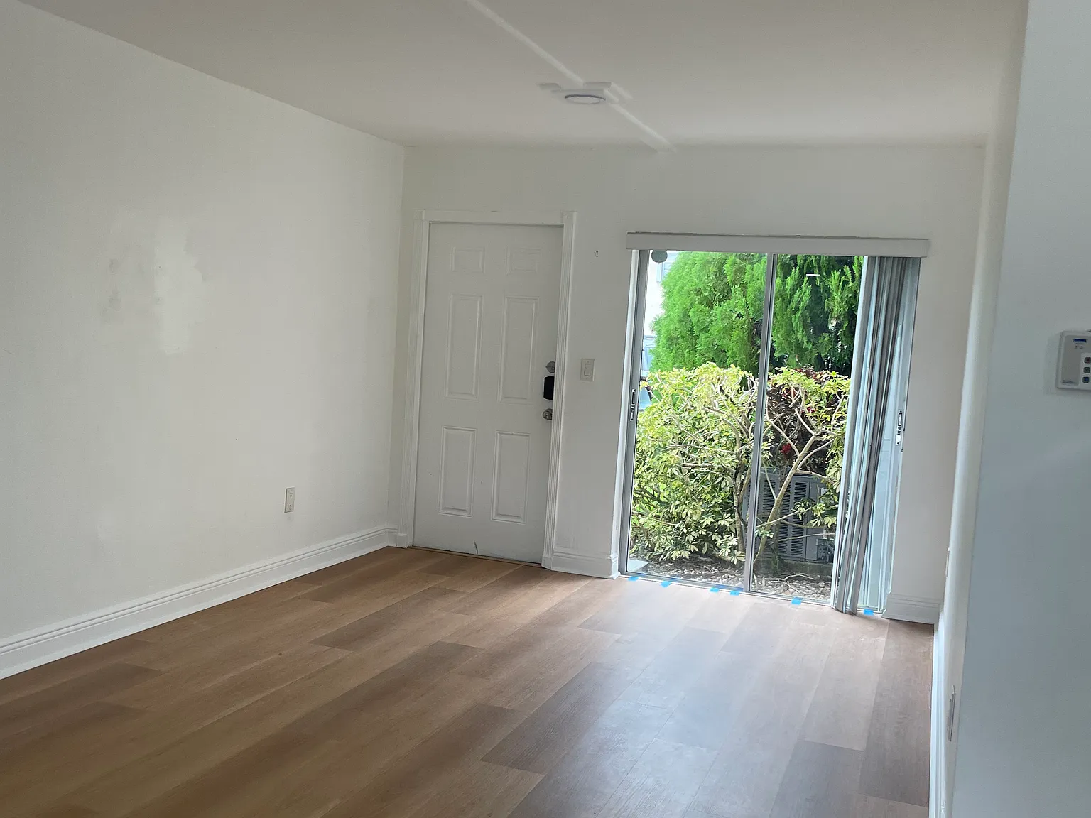 3 bed, 950 sqft, $2,700 — Photo 1