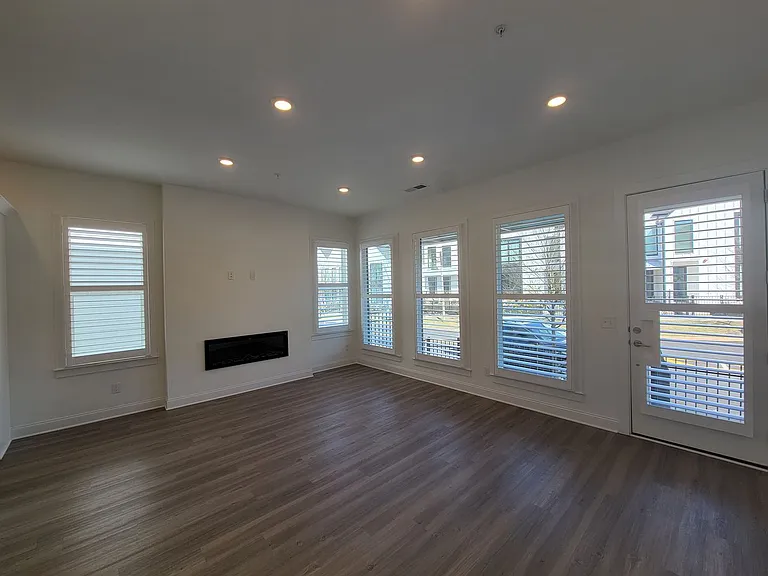 111 Pearl St — Photo 4