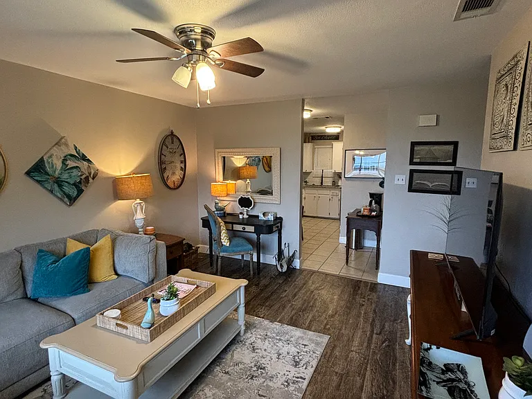 1307 Sherry Ln #B — Photo 3