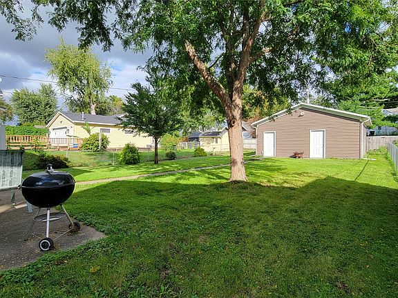 3rd image of 2511 B Ave NE