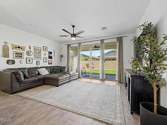 4th image of 752 E CONSTITUTION Drive