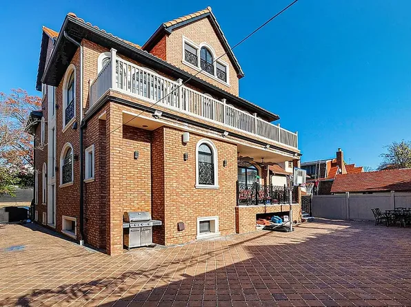 69-36 Dartmouth Street image 3 of 25