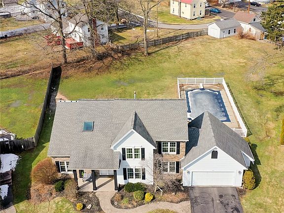 3rd image of 246 White Rabbit Trl