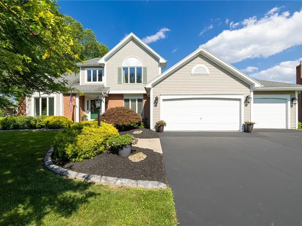 62 Walnut Hill Dr, Penfield, NY 14526