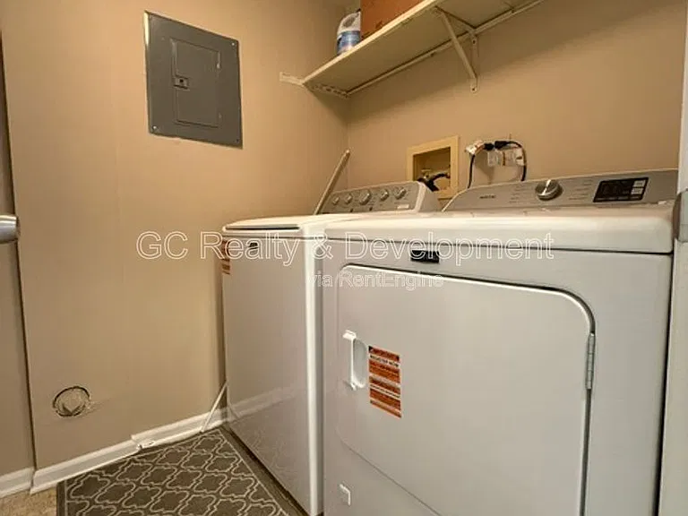 1686 Grosvenor Cir #B — Photo 14