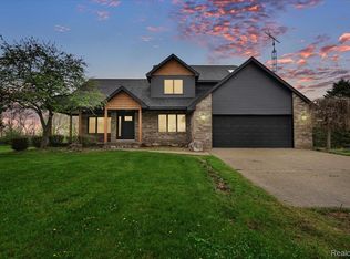 7341 Wood Pointe Dr, Almont, MI 48003