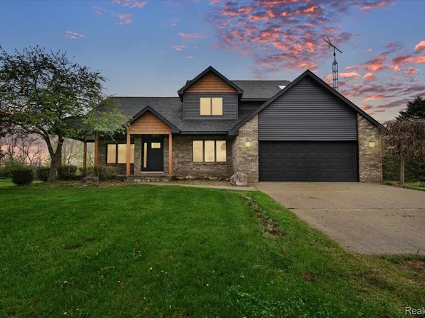 7341 Wood Pointe Dr, Almont, MI 48003