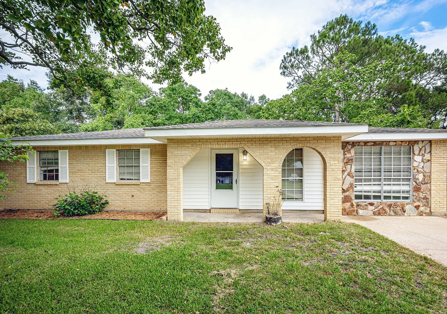 3 Bed / 1 Bath Home Convenient Gautier Location — Photo 1