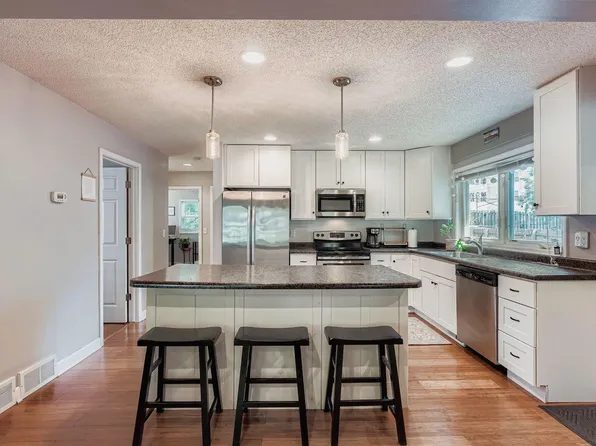 3142 Grimes Ave N, Robbinsdale, MN 55422