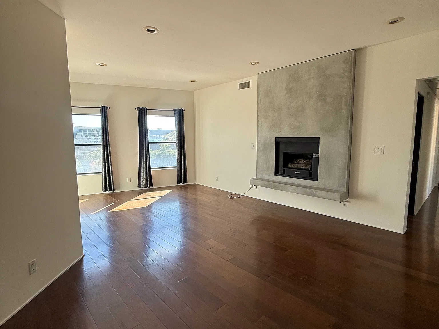 3 bed, 1234 sqft, $4,199 — Photo 3