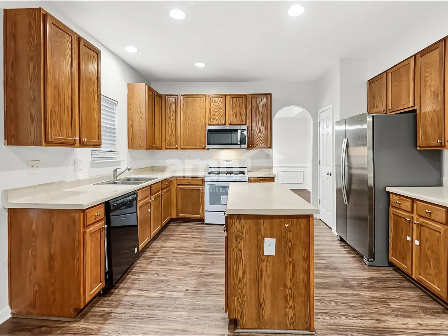 4 bed, 2.5 bath, 2372 sqft, $2,405 — Photo 3