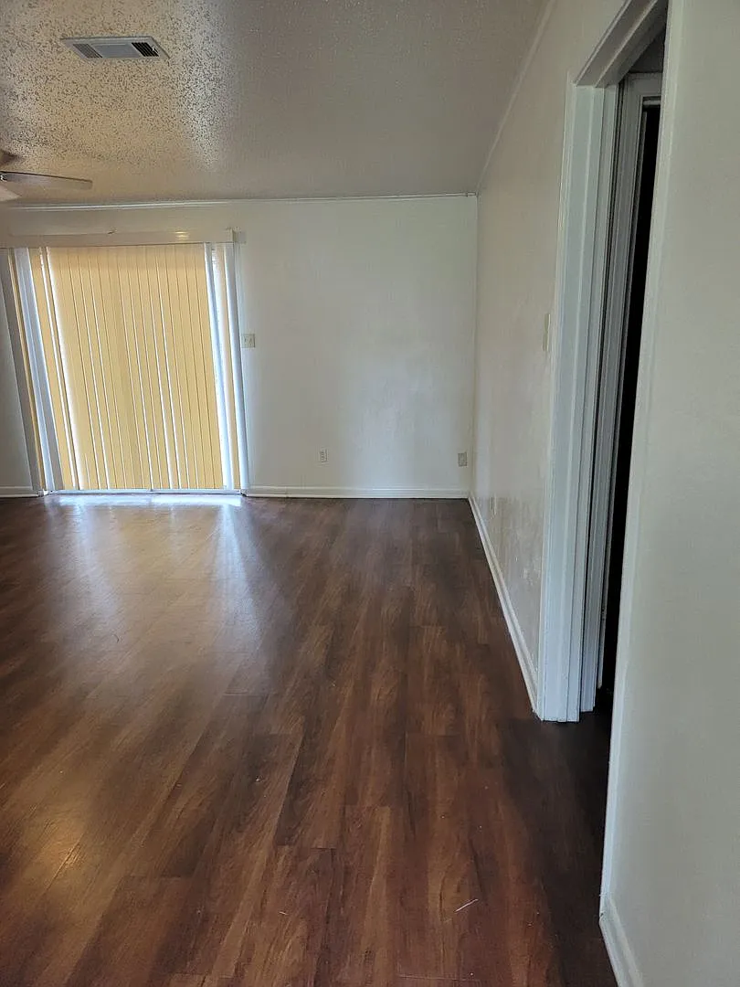 3 bedroom 1.5 bathroom — Photo 4