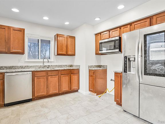 5th image of 29982 Hazelwood St