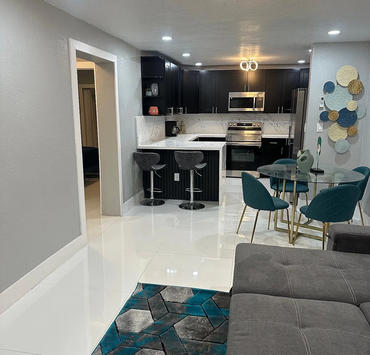 2 bed, 800 sqft, $2,400 — Photo 2