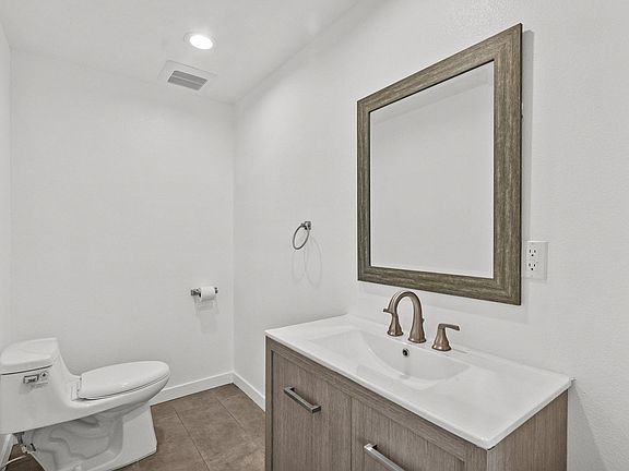 5th image of 6232 Whitsett Ave #202