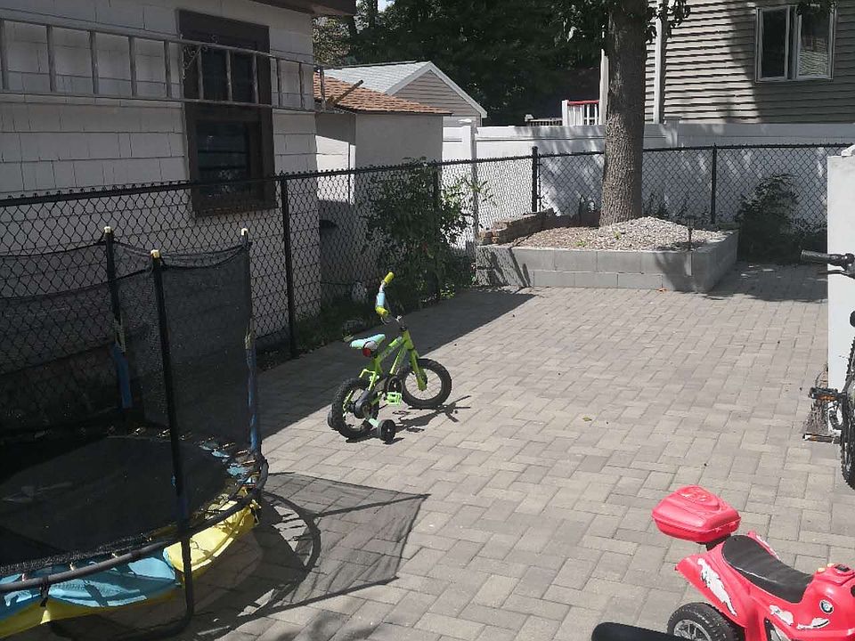 2nd image of 139 Brook St