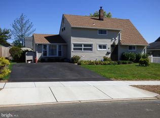 6 Great Oak Rd, Levittown, PA 19057