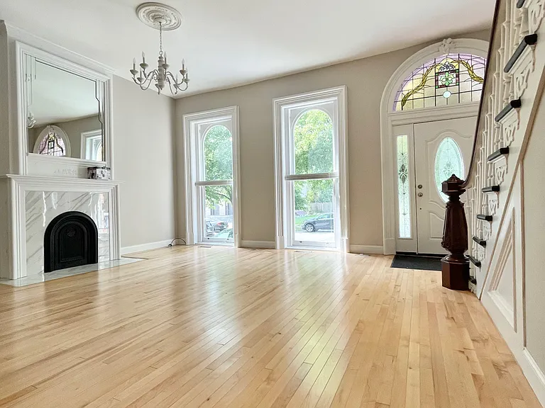 245 Georgia St — Photo 4