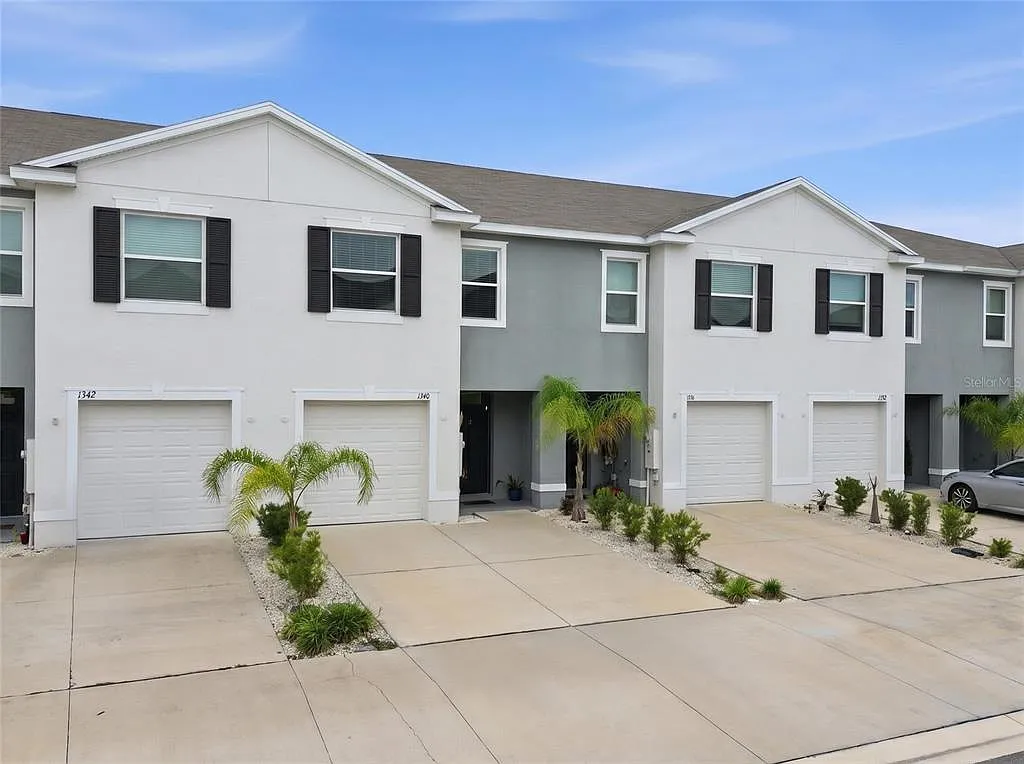 3 bed, 2.5 bath, 1673 sqft, $2,600 — Photo 1