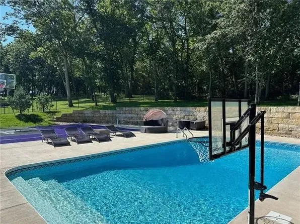 517 Southshore Dr, Greenwood, MO 64034