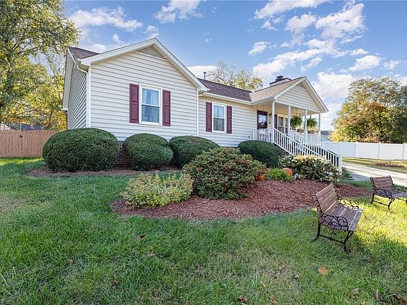 3rd image of 1650 Hill Ct