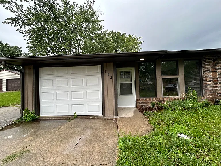 752 Prairie Ridge Rd — Photo 1