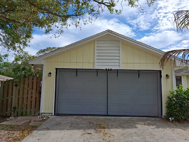 385 Toledo St — Photo 3