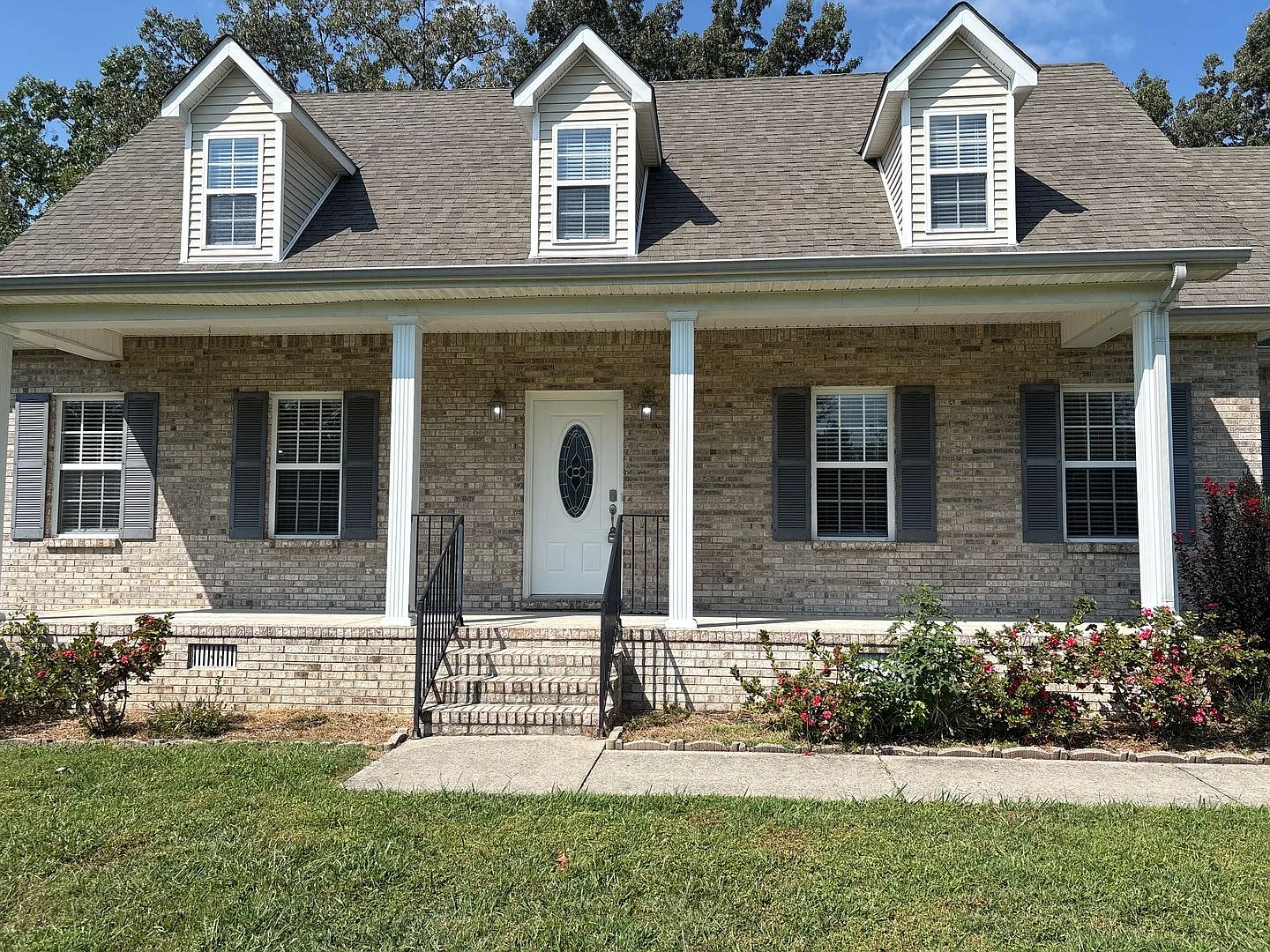 Spacious Brick Home in Manchester — Photo 2