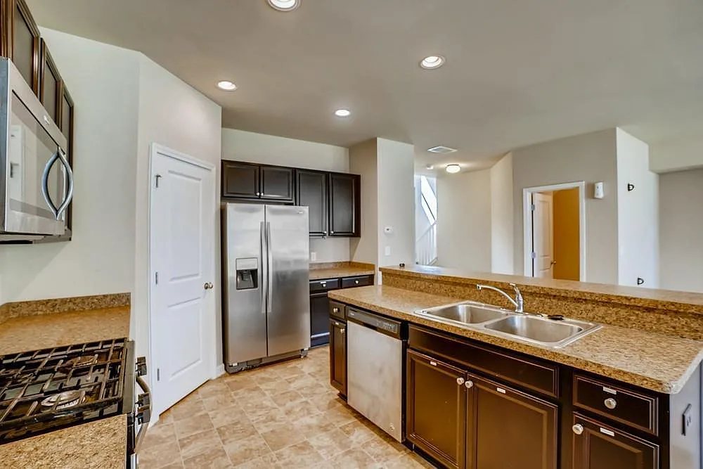 3 bed, 2.5 bath, 1802 sqft, $2,100 — Photo 2